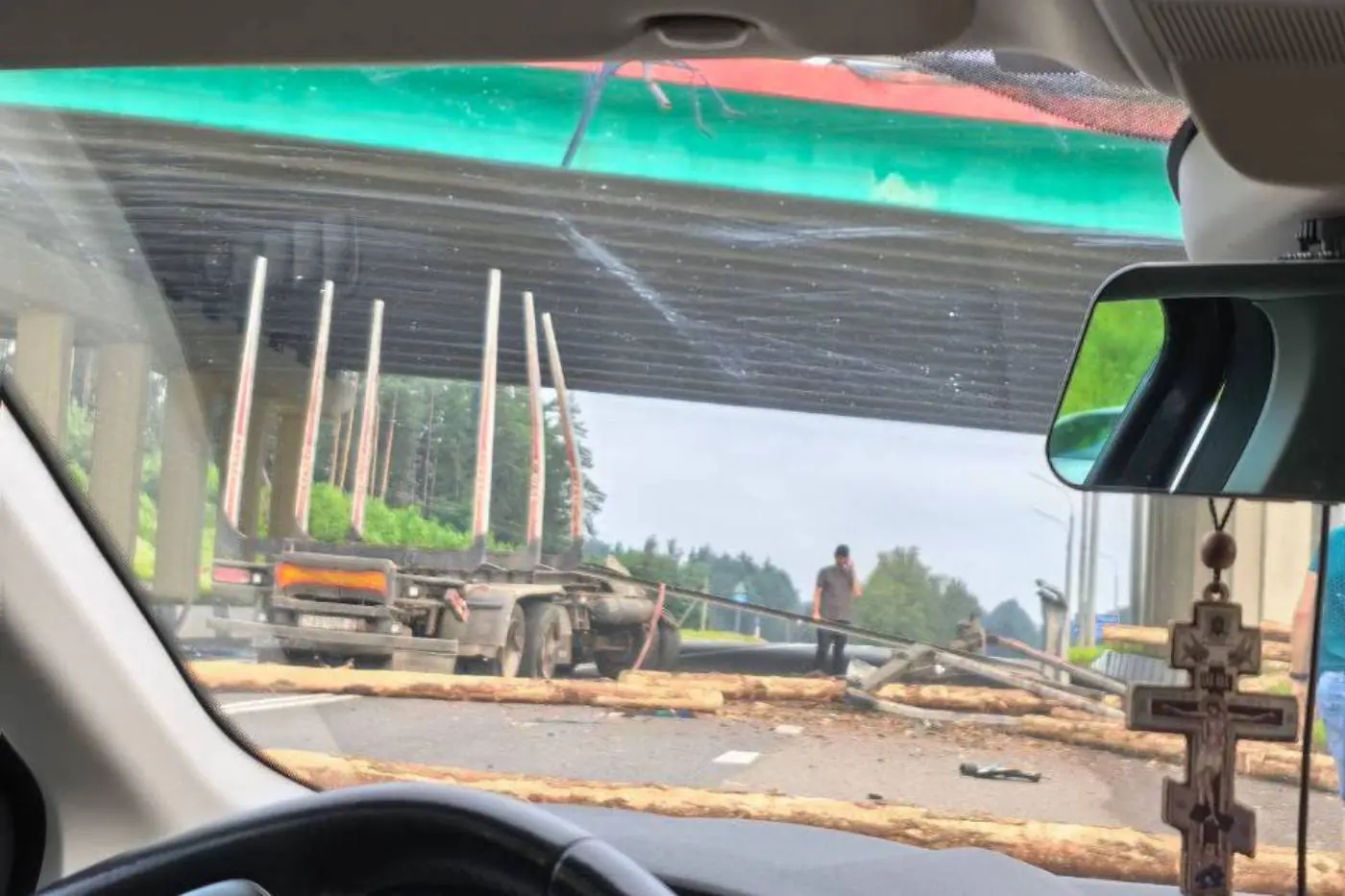 На трассе под Логойском с путепровода сорвался прицеп лесовоза