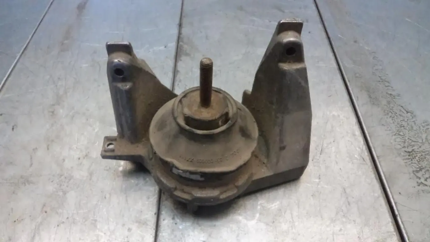 Подушка крепления двигателя к Audi 100 1994