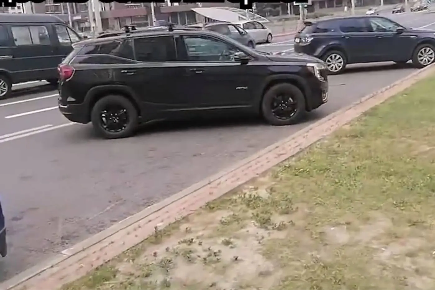 Жалобы в сети привели к проверкам: ГАИ взялась за парковку на улице Щорса