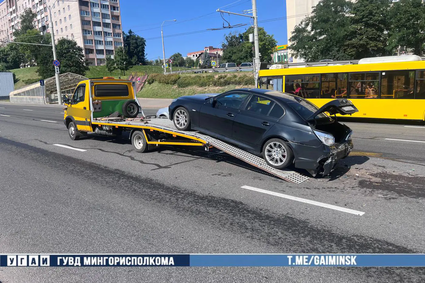 Hyundai помог BMW загрузиться на эвакуатор – ударом сзади