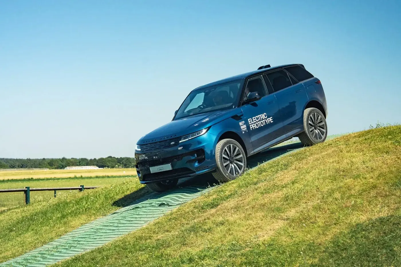 Range Rover Sport стал электрическим: первые фото