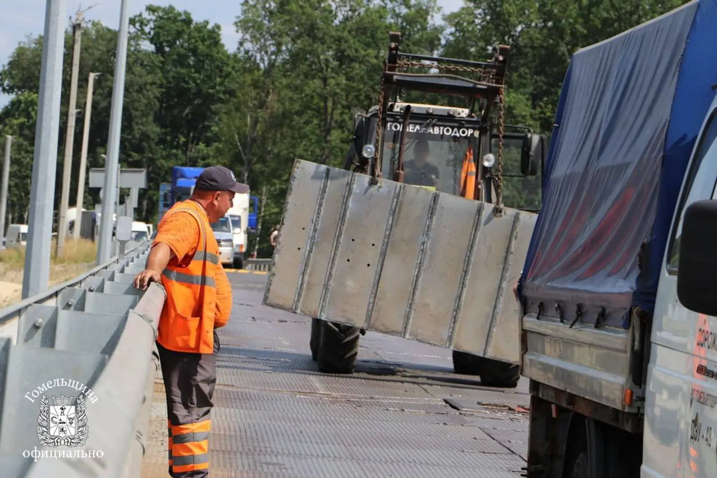 На мост через Случь пожаловались водители – что ответили дорожники