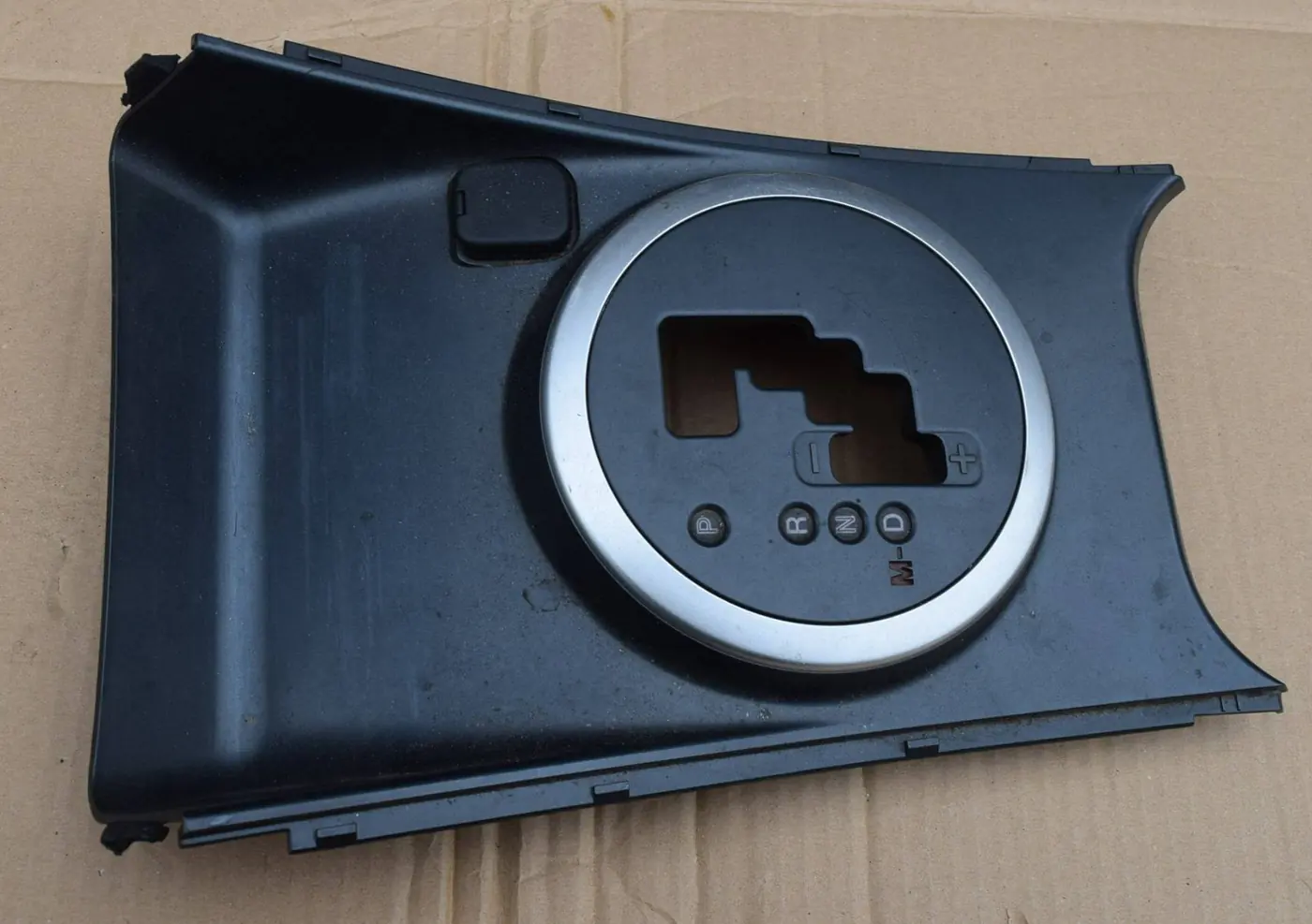 Рамка (накладка) рычага кпп к Mazda CX-7 2007