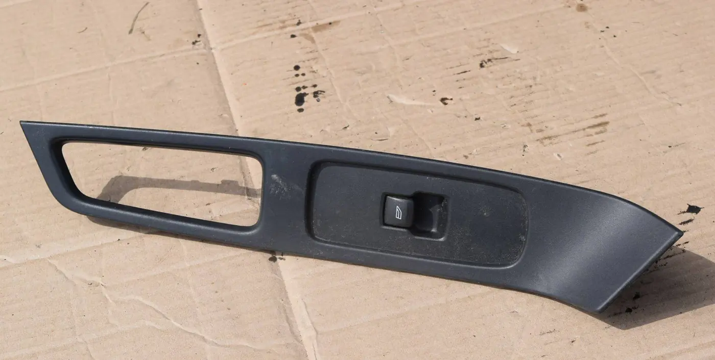 Накладка двери передней правой к Volvo XC60 2010