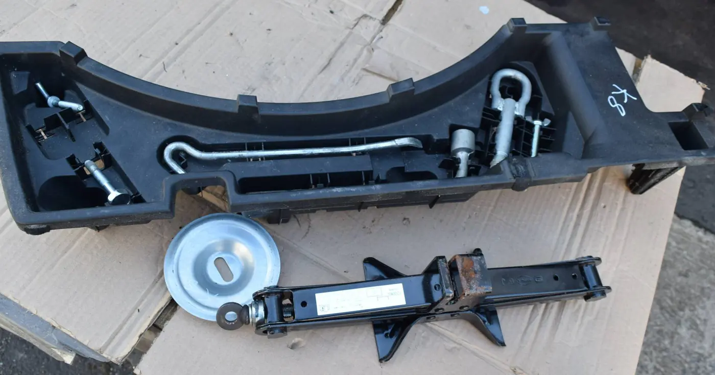 Набор инструментов штатный к Mazda CX-7 2007