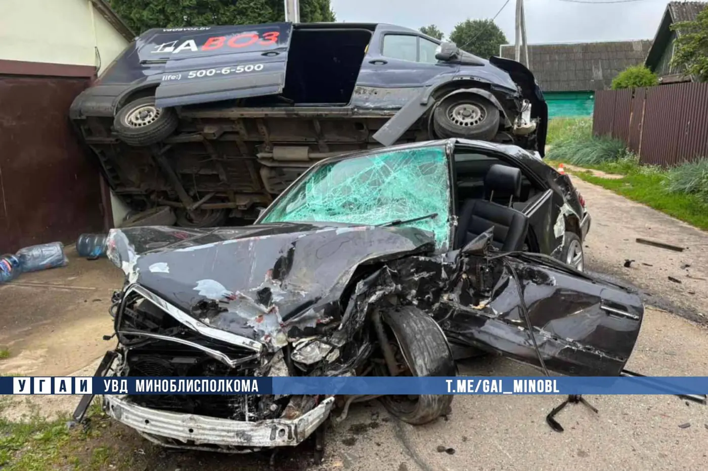 Под Минском водитель Mercedes погиб, врезавшись в припаркованные авто