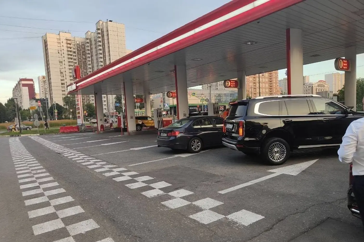 В Москве бензин снова без ограничений. Что происходит на АЗС в регионах РФ