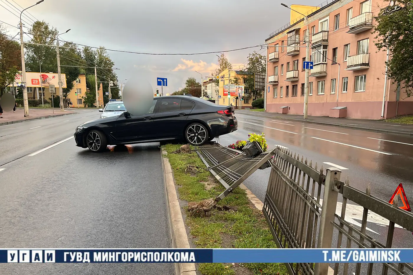 BMW влетел в разделительное ограждение в Минске