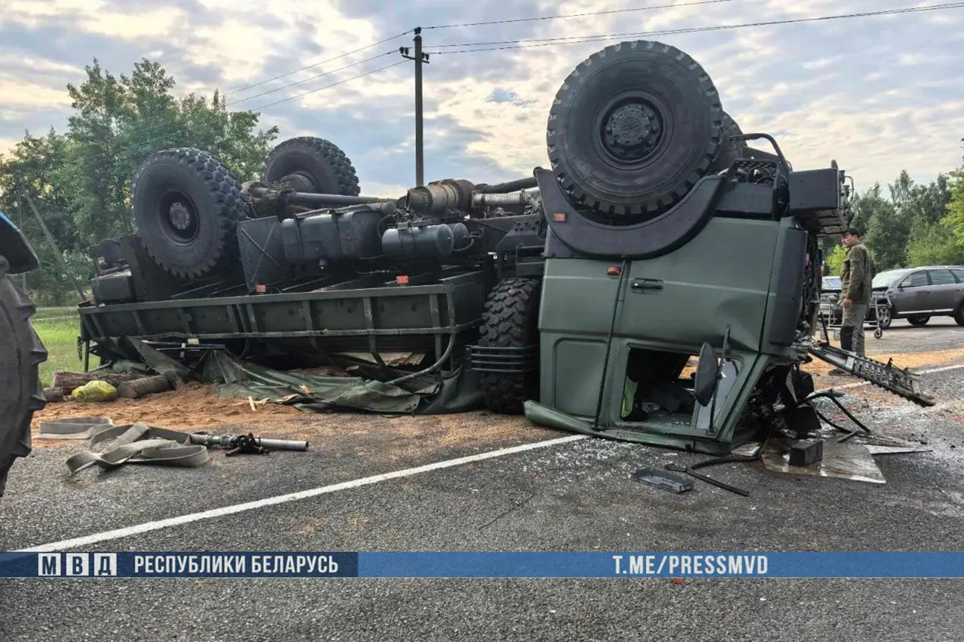 В Беларуси перевернулся военный грузовик: двое погибших, 14 раненых