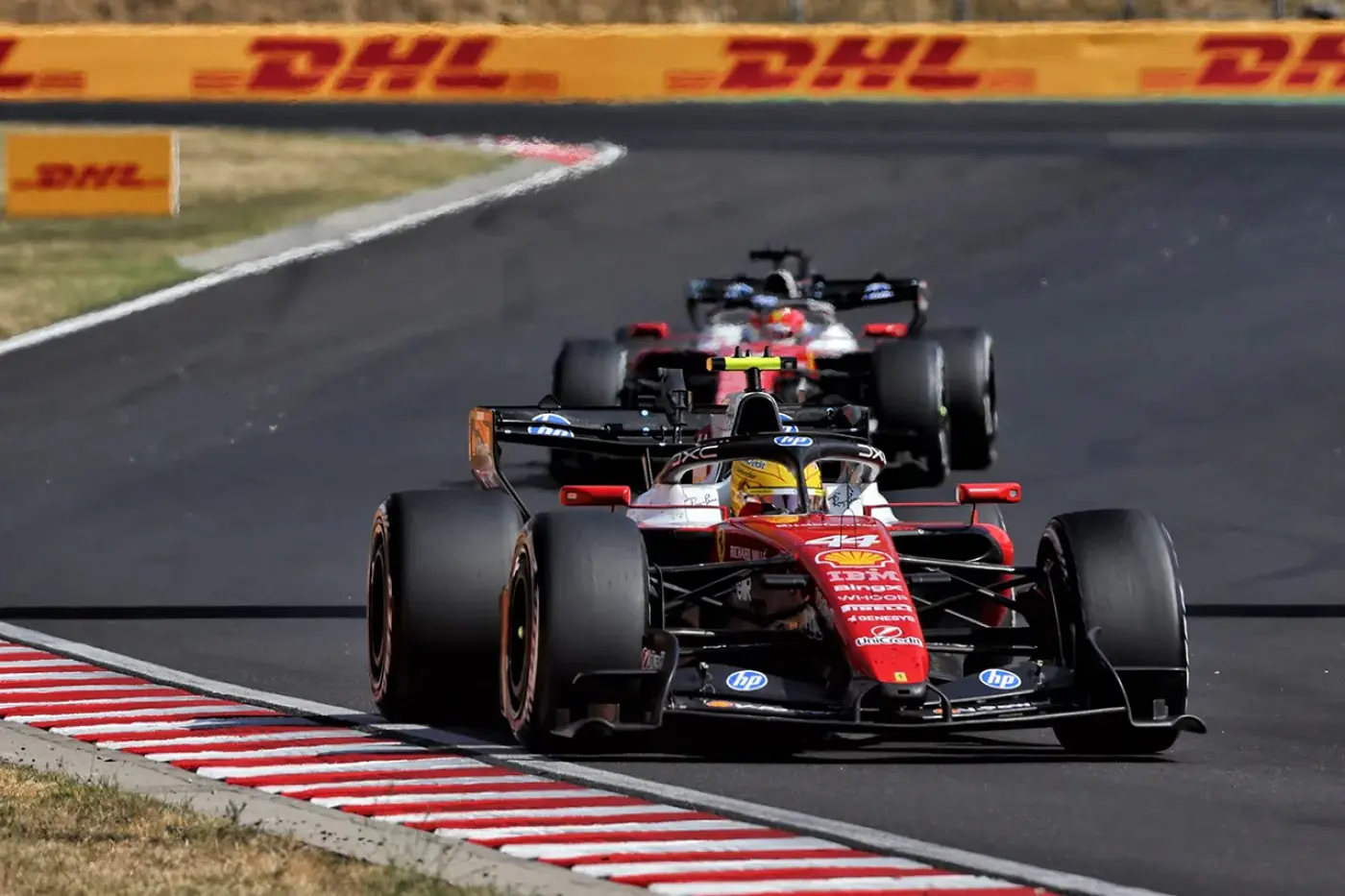 Ferrari должна была победить в Венгрии, но не попала даже на подиум