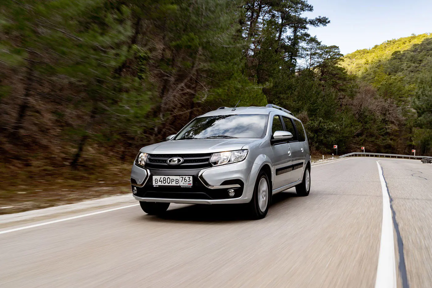 Lada Largus получил новые топ-комплектации с подогревом, камерой и круизом