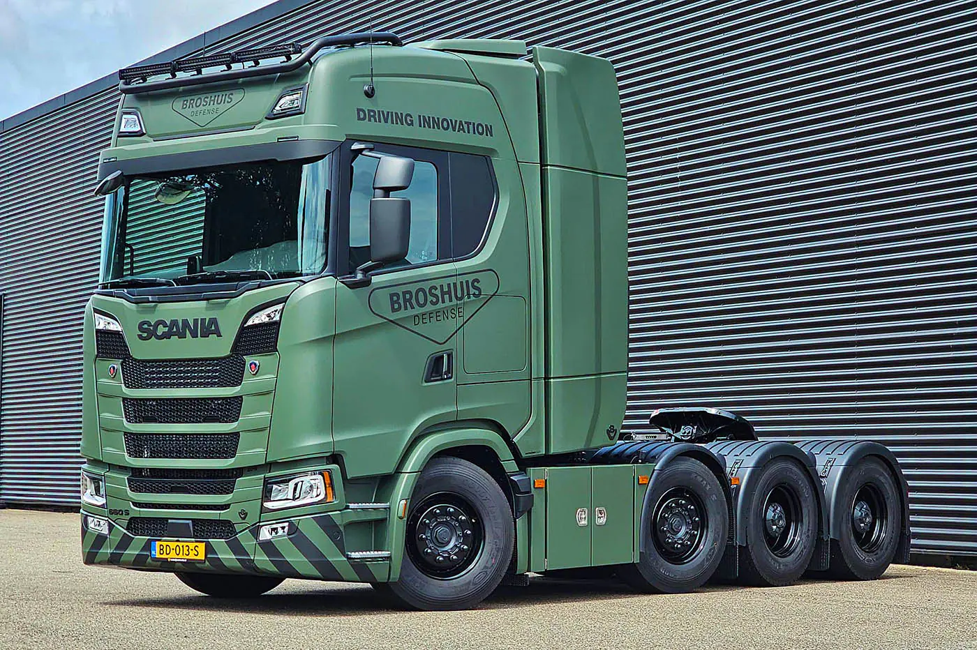 Scania S660 V8 превратили в 180-тонного военного тяжеловоза: что скрывает необычный тягач 8×4