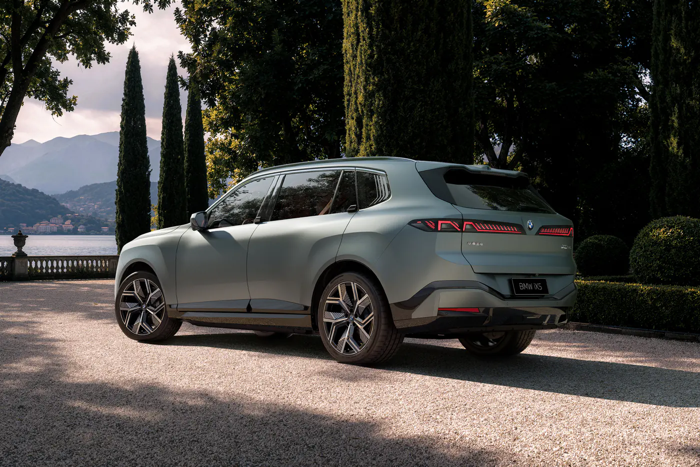 Новый кроссовер BMW X5: представлена удлиненная версия