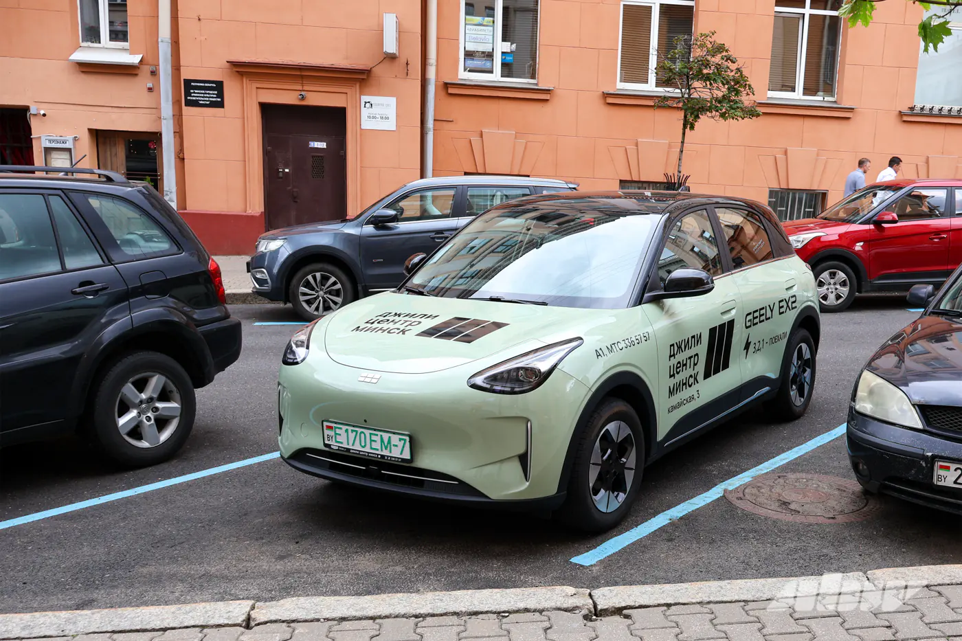 Мал да удал, или Впихнуть невпихуемое в Geely EX2: экшен в трех актах