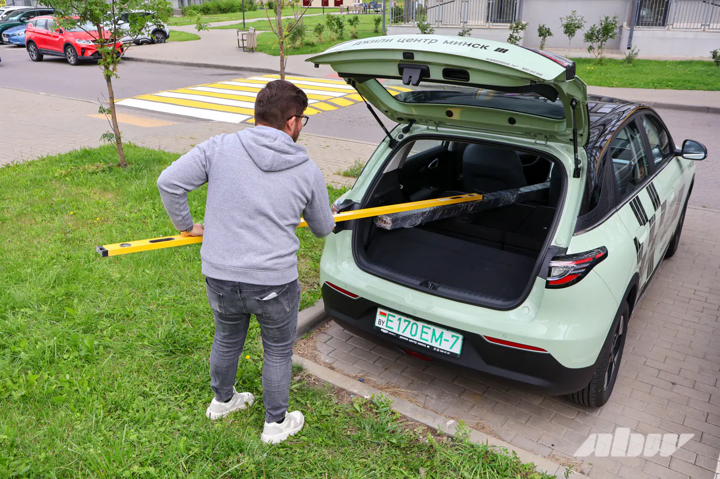 Мал да удал, или Впихнуть невпихуемое в Geely EX2: экшен в трех актах