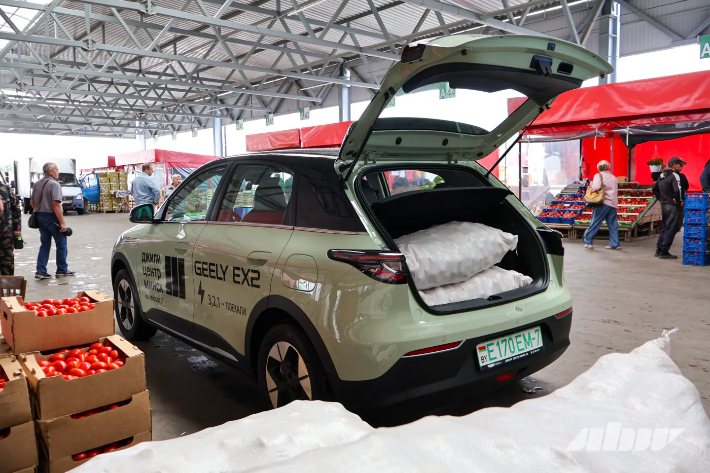 Мал да удал, или Впихнуть невпихуемое в Geely EX2: экшен в трех актах
