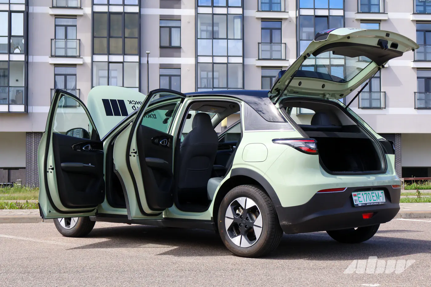 Мал да удал, или Впихнуть невпихуемое в Geely EX2: экшен в трех актах