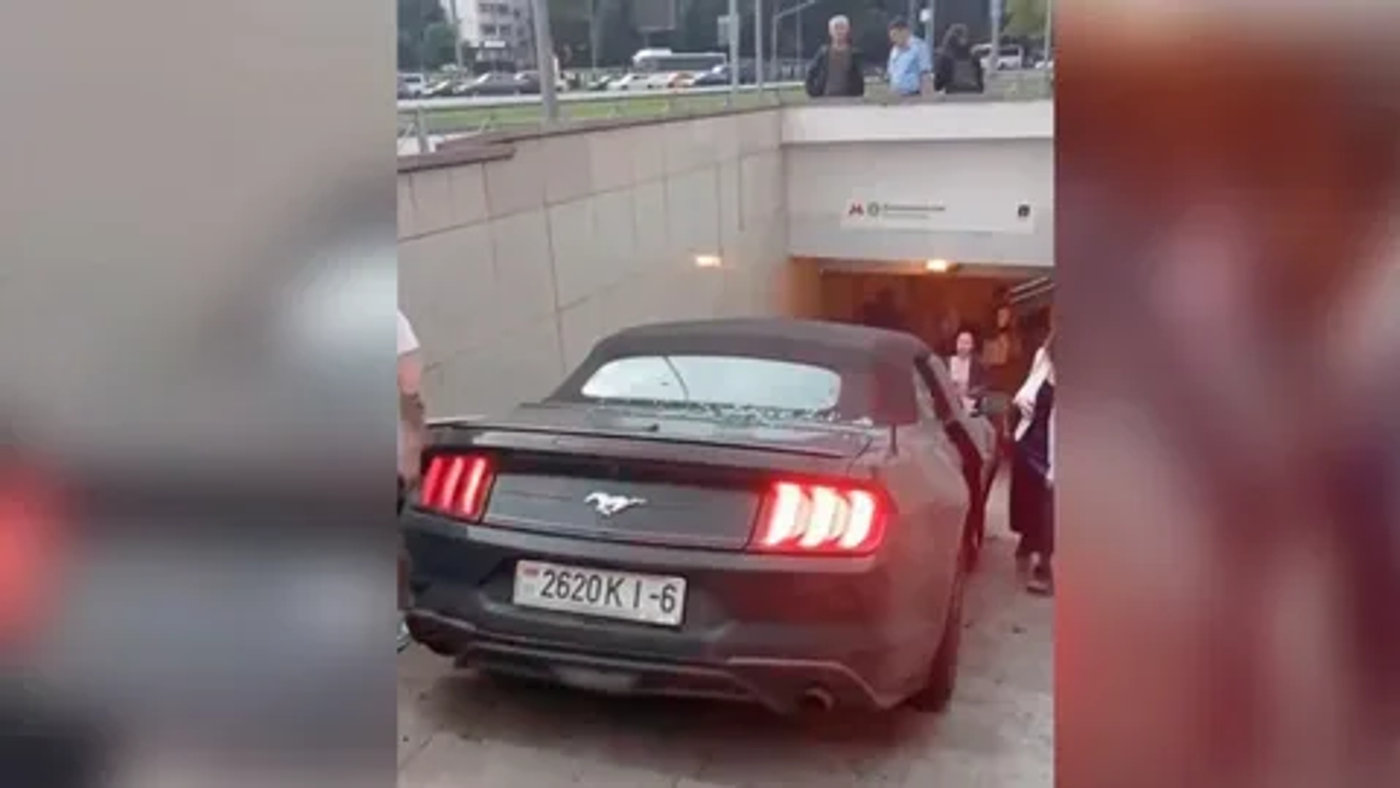 Ford Mustang с белорусскими номерами после ДТП оказался в подземном переходе