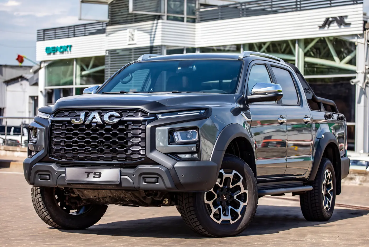 Скоро в шоурумах – бензиновый JAC T9! А на дизельный пикап появилось спецпредложение