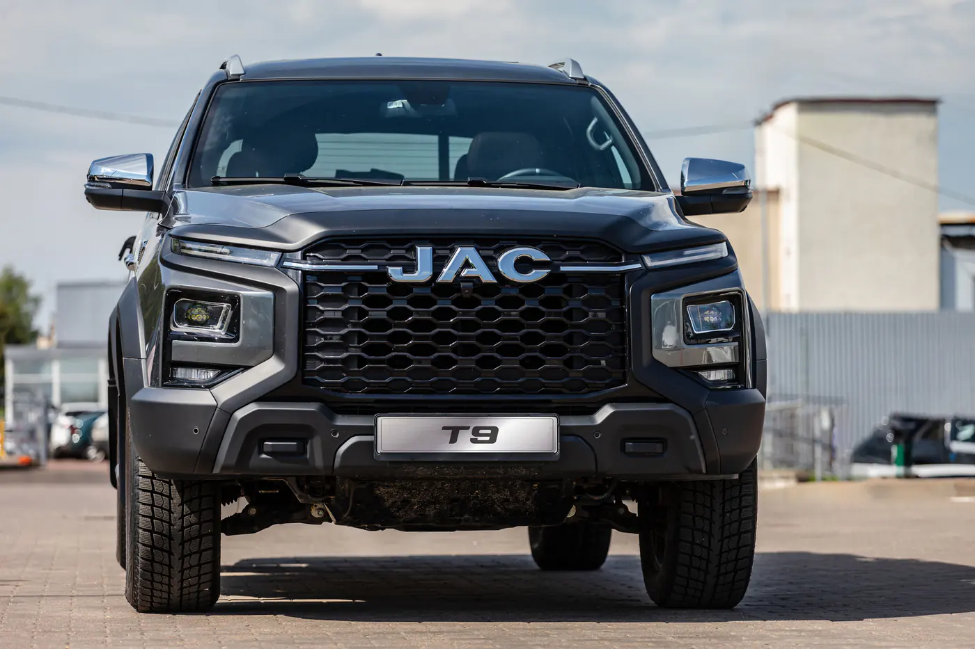 Скоро в шоурумах – бензиновый JAC T9! А на дизельный пикап появилось спецпредложение