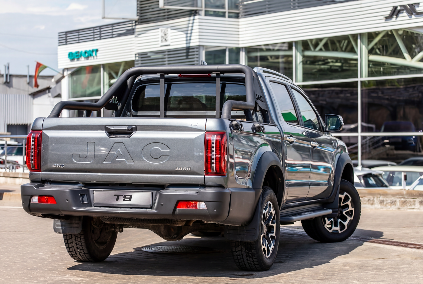 Скоро в шоурумах – бензиновый JAC T9! А на дизельный пикап появилось спецпредложение