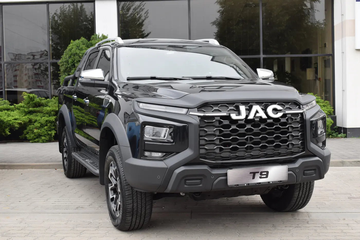 Скоро в шоурумах – бензиновый JAC T9! А на дизельный пикап появилось спецпредложение