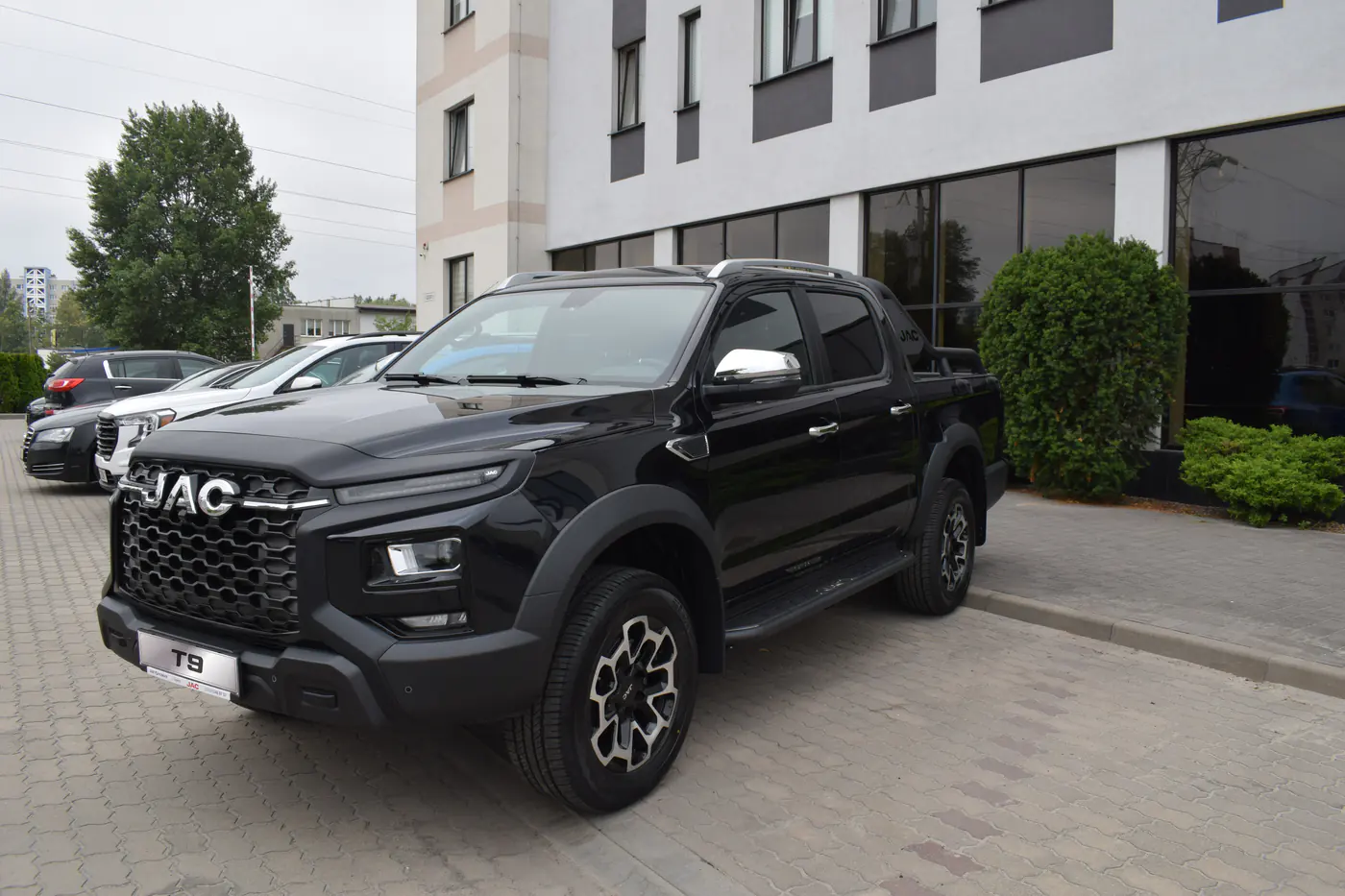 Скоро в шоурумах – бензиновый JAC T9! А на дизельный пикап появилось спецпредложение