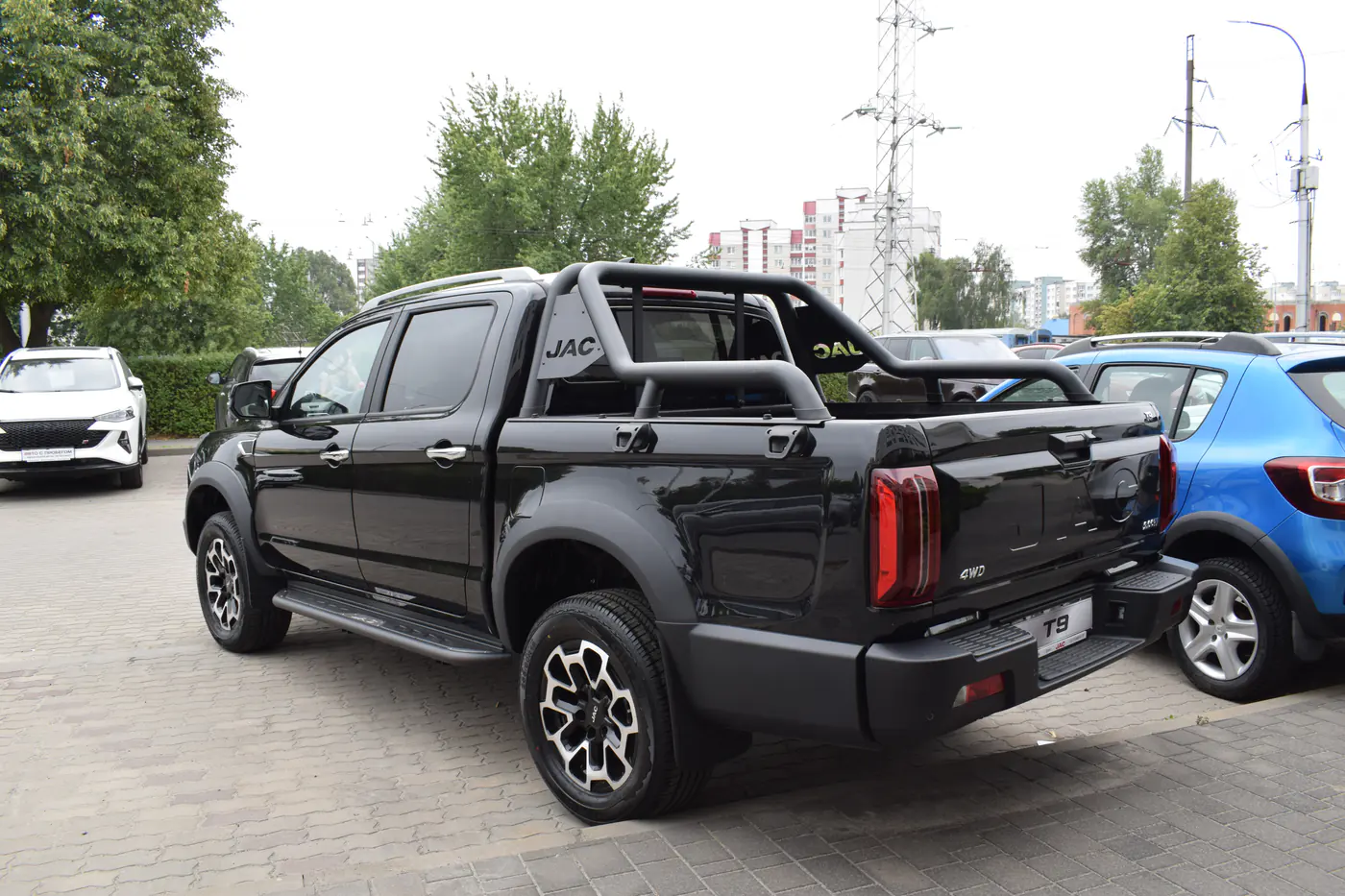 Скоро в шоурумах – бензиновый JAC T9! А на дизельный пикап появилось спецпредложение
