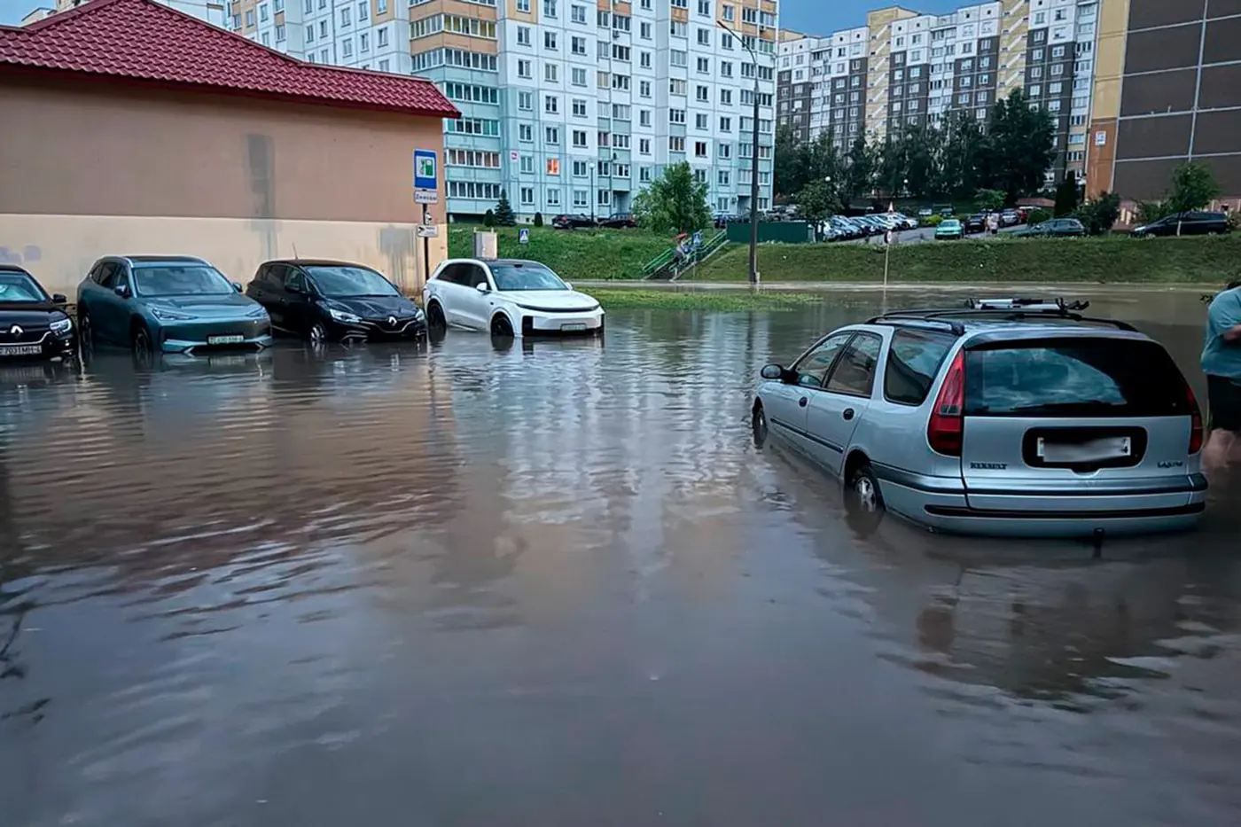 Гродно ушел под воду: ливень затопил улицы, переходы и машины