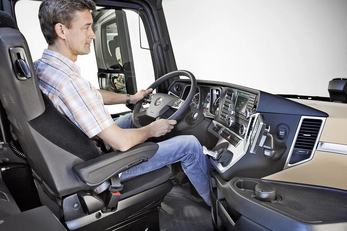 Mercedes-Benz Actros: 30 лет эволюции, которые задали стандарты отрасли