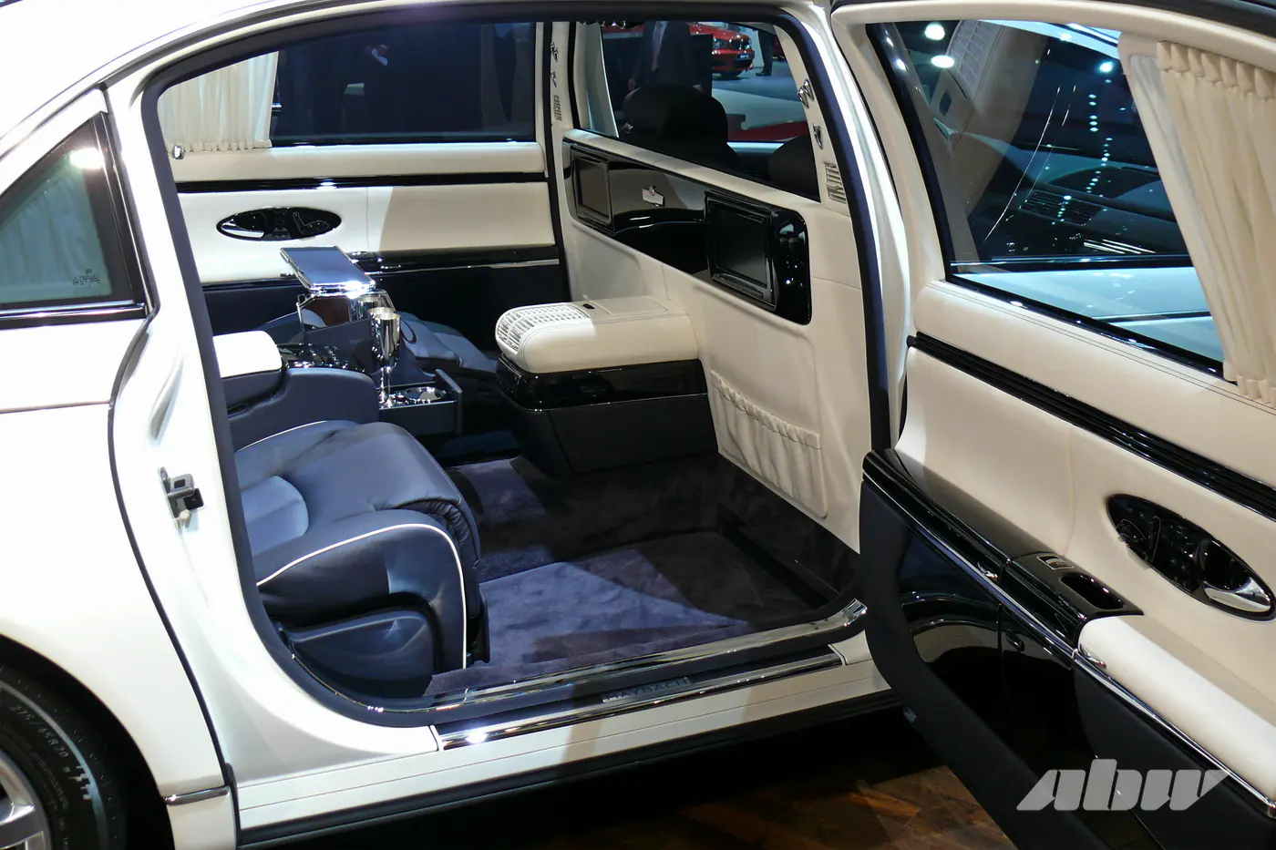 Большие и роскошные: Mercedes-Maybach S-класса и GLS примерили обновки