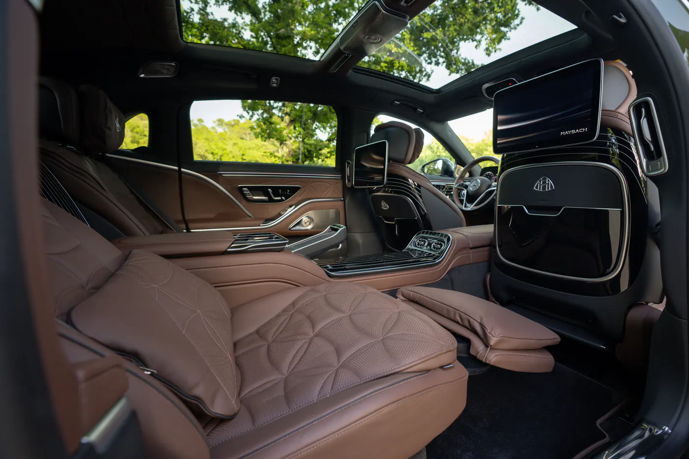Большие и роскошные: Mercedes-Maybach S-класса и GLS примерили обновки