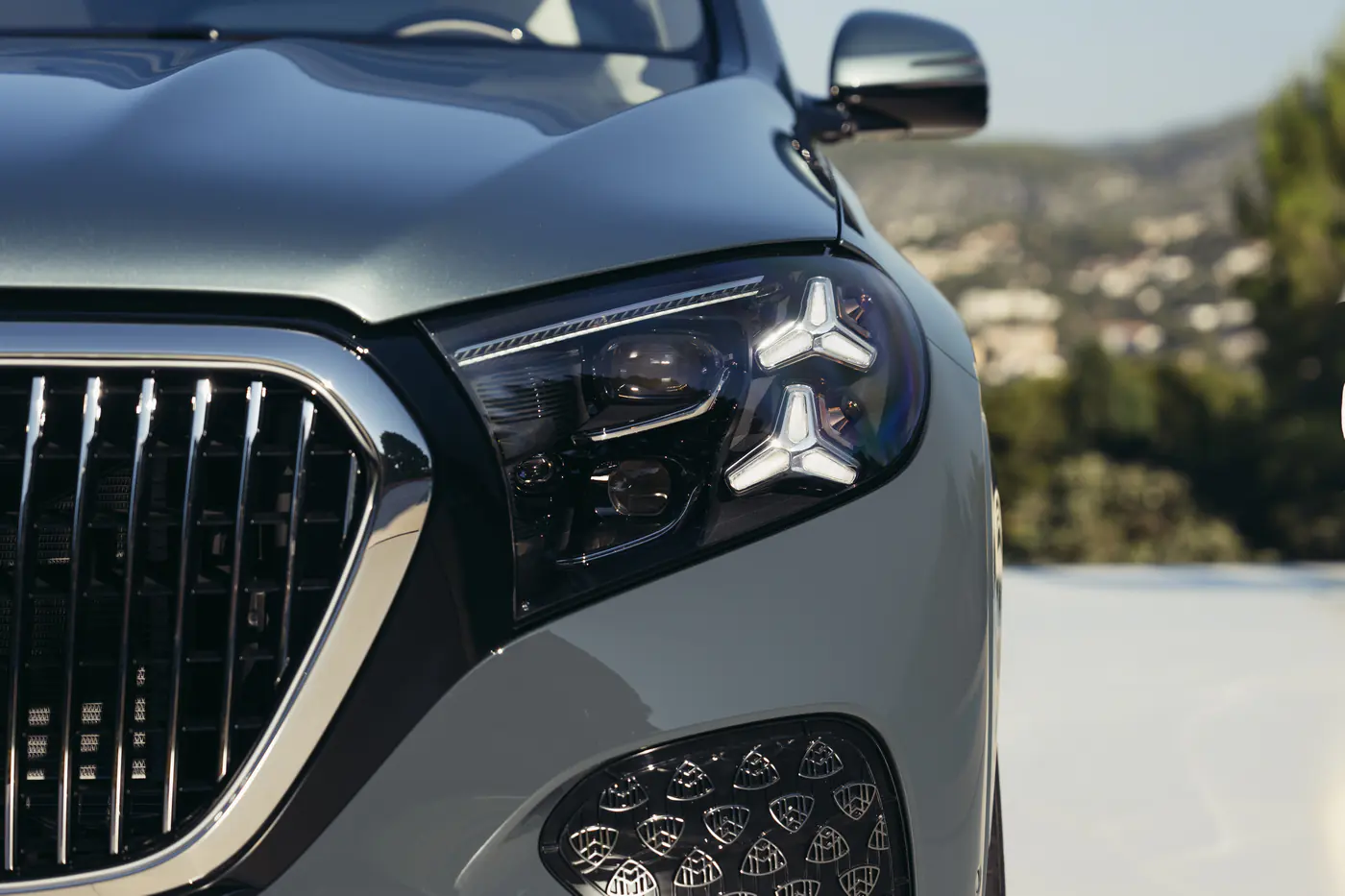 Большие и роскошные: Mercedes-Maybach S-класса и GLS примерили обновки