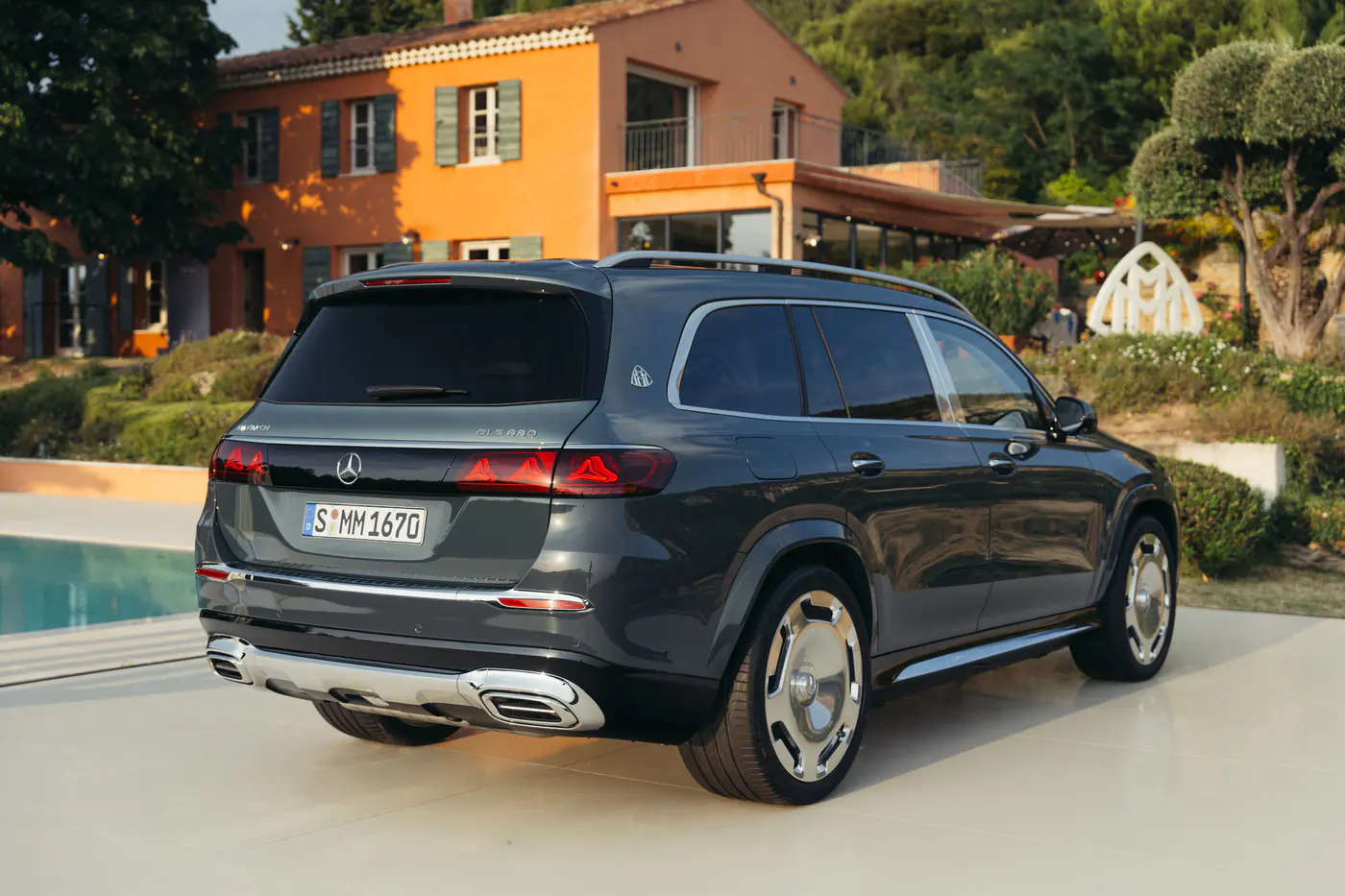 Большие и роскошные: Mercedes-Maybach S-класса и GLS примерили обновки