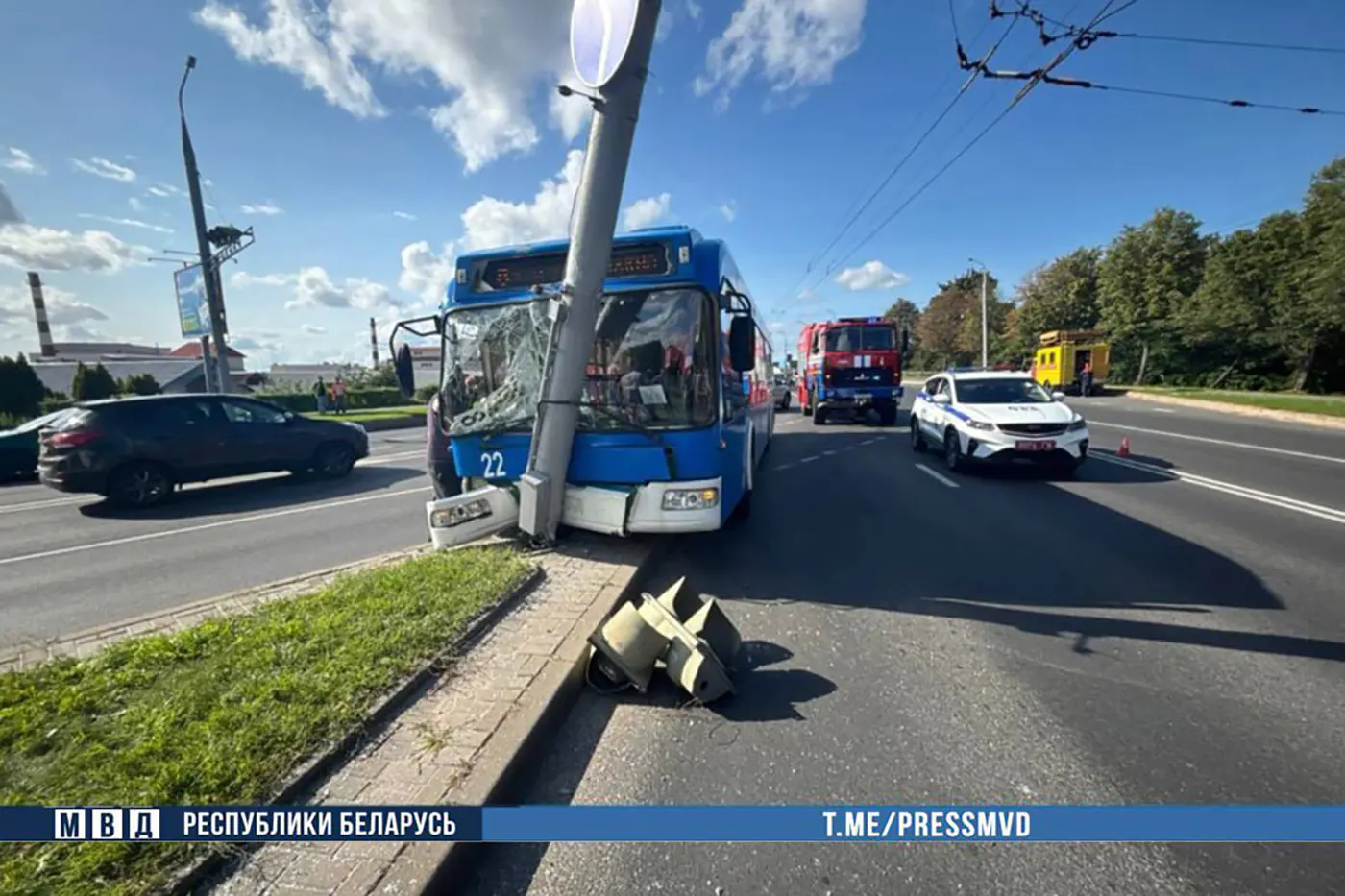 Троллейбус с пассажирами врезался в столб в Гродно