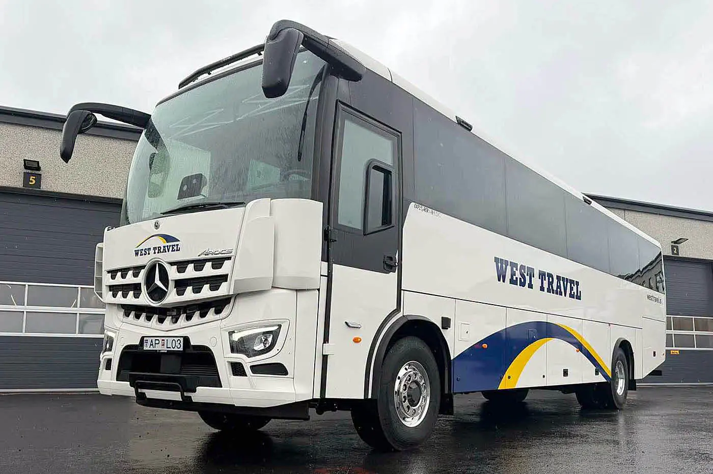 На шасси внедорожного грузовика Mercedes-Benz Arocs сделали туристический автобус