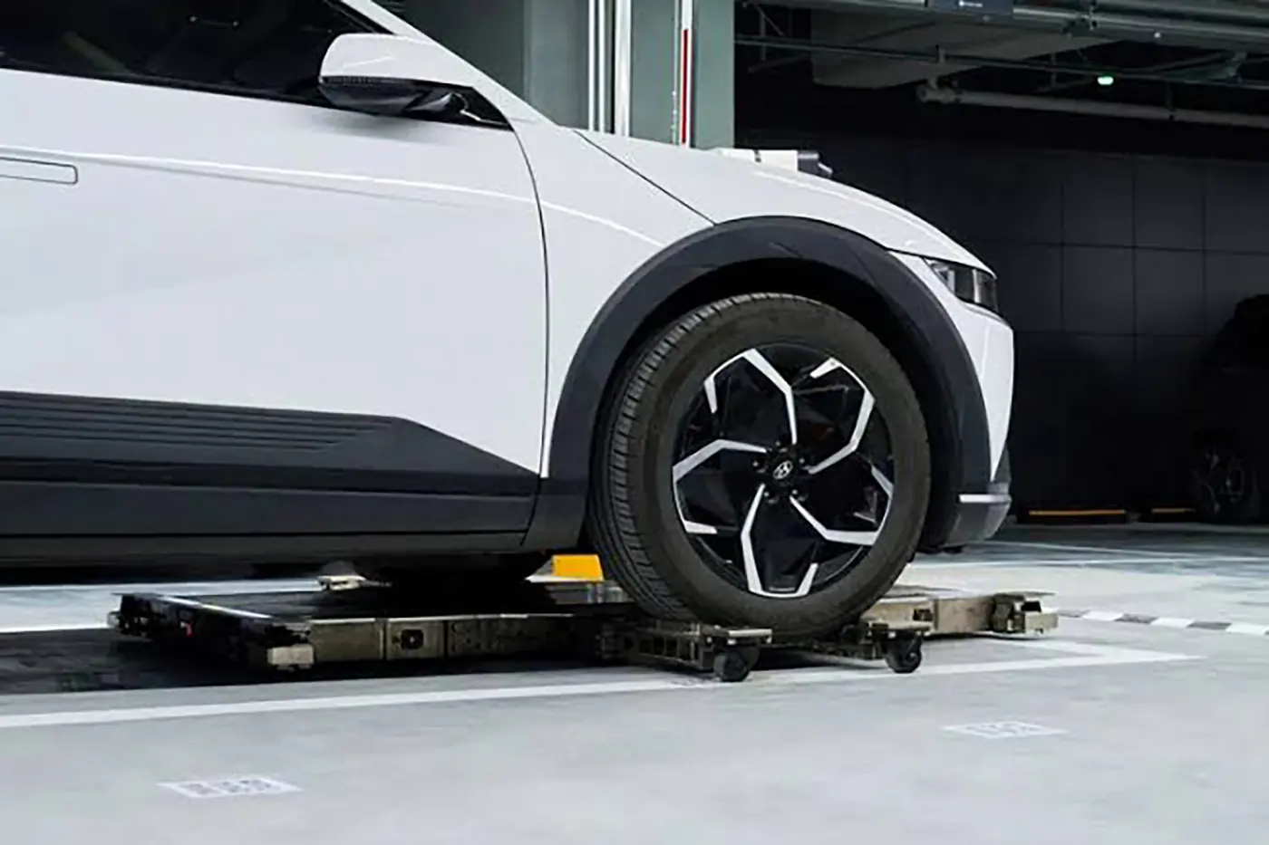 Hyundai тестирует роботов, которые паркуют машину без водителя
