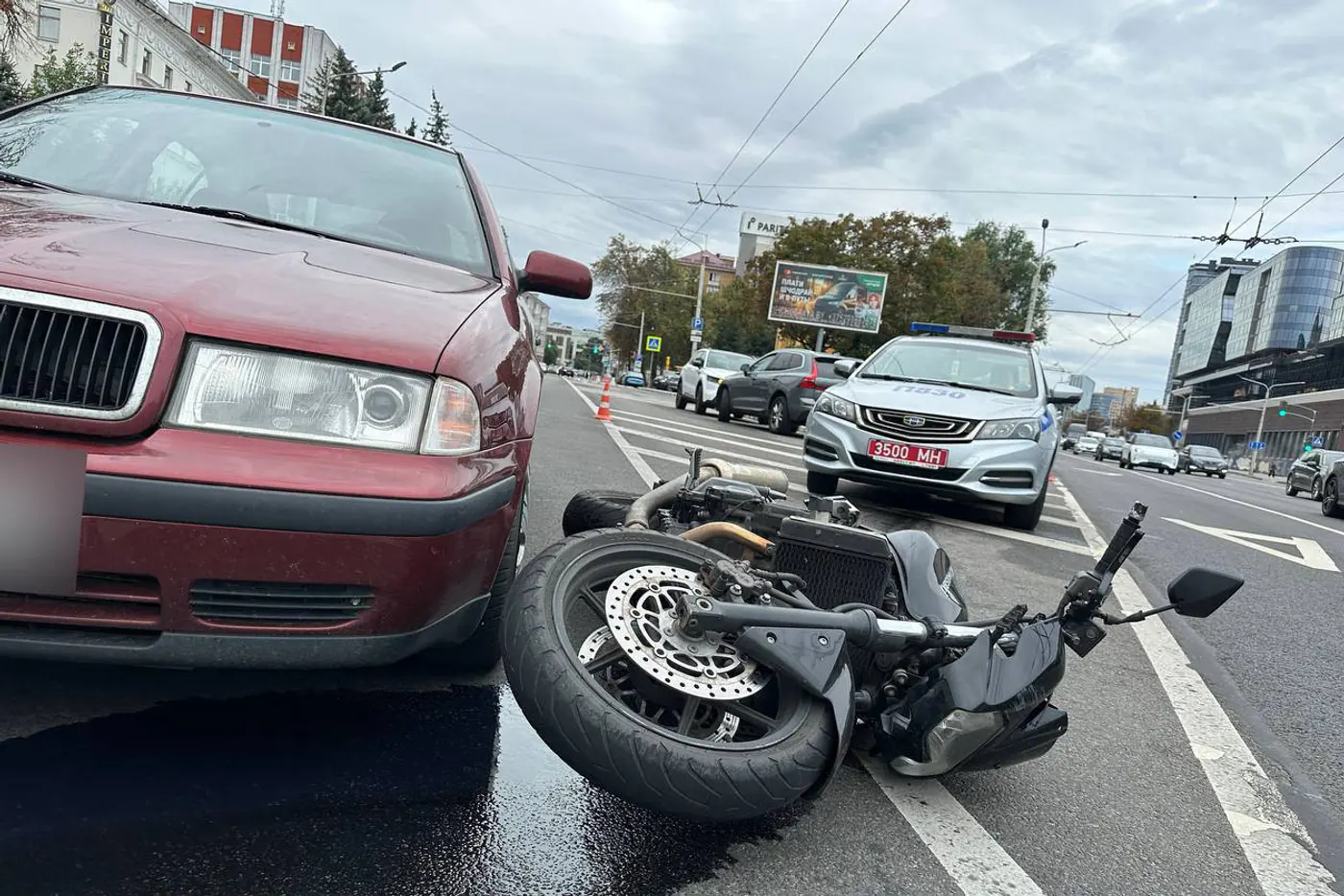 На Немиге водитель Volvo сбил мотоциклиста – Kawasaki отбросило на Skoda