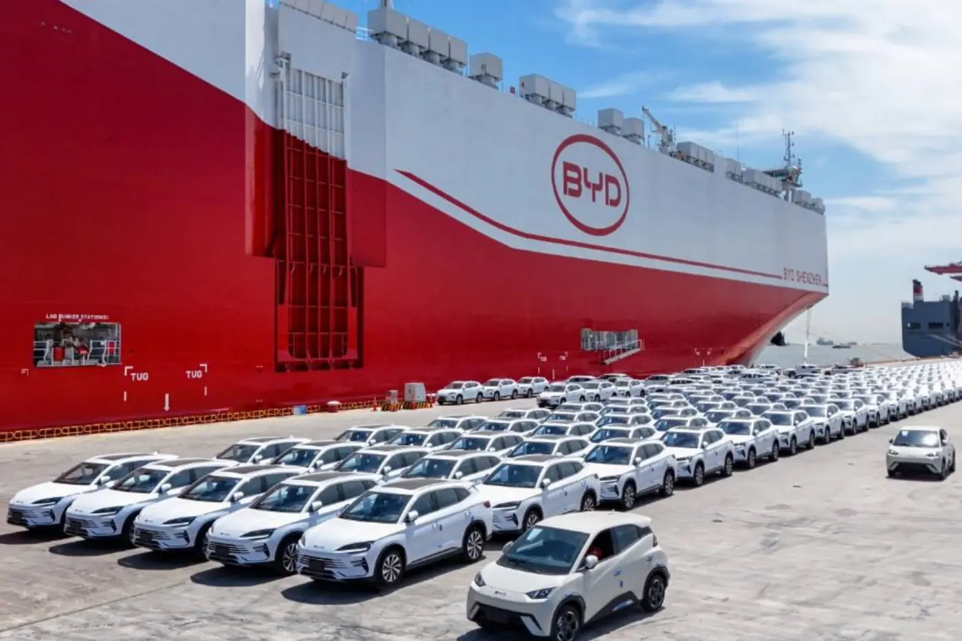 Китайцы стали покупать меньше машин, а экспорт вырос на 88%
