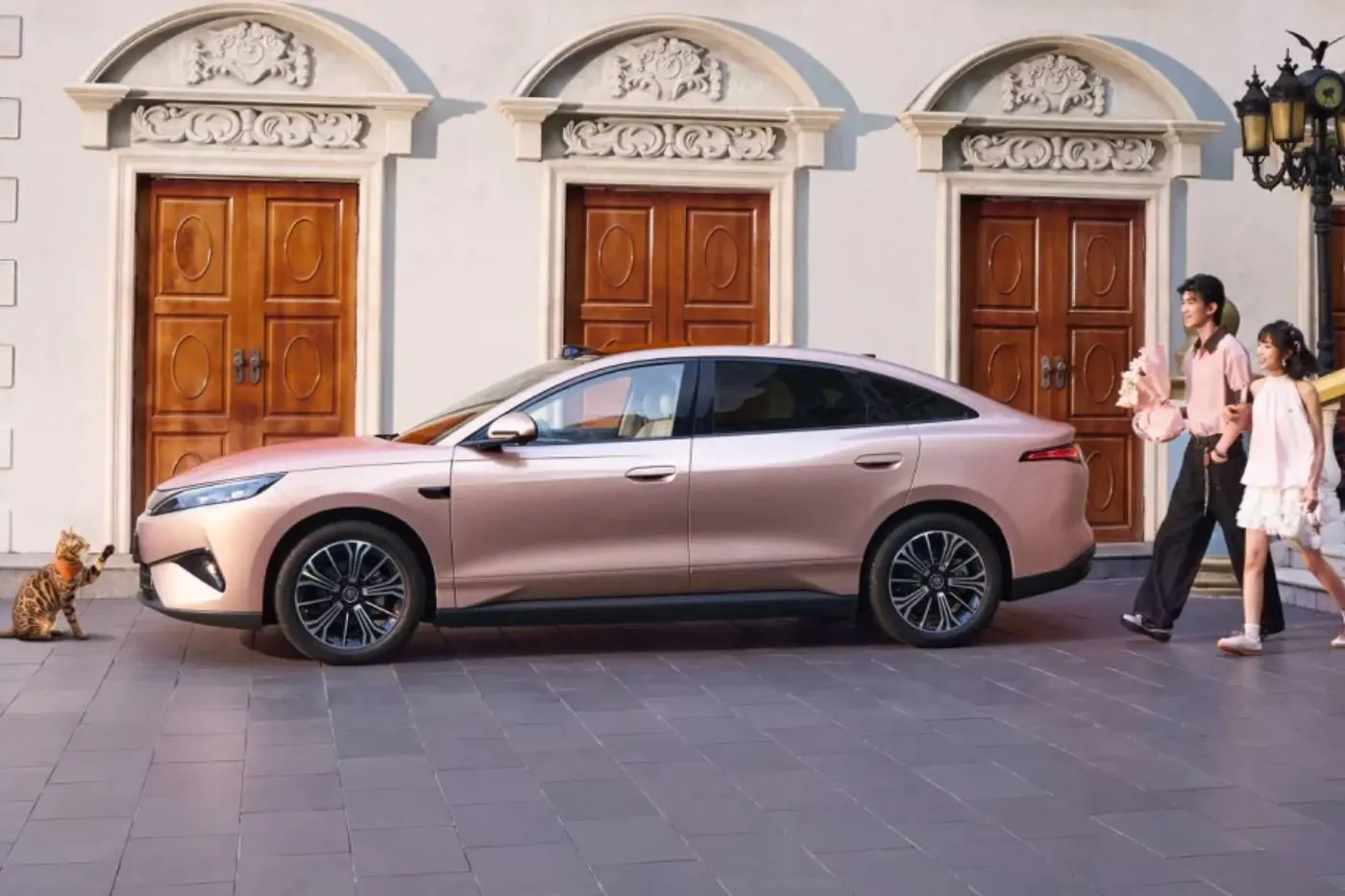 Новый BYD Qin Max оказался дешевле многих конкурентов. Цены в Китае