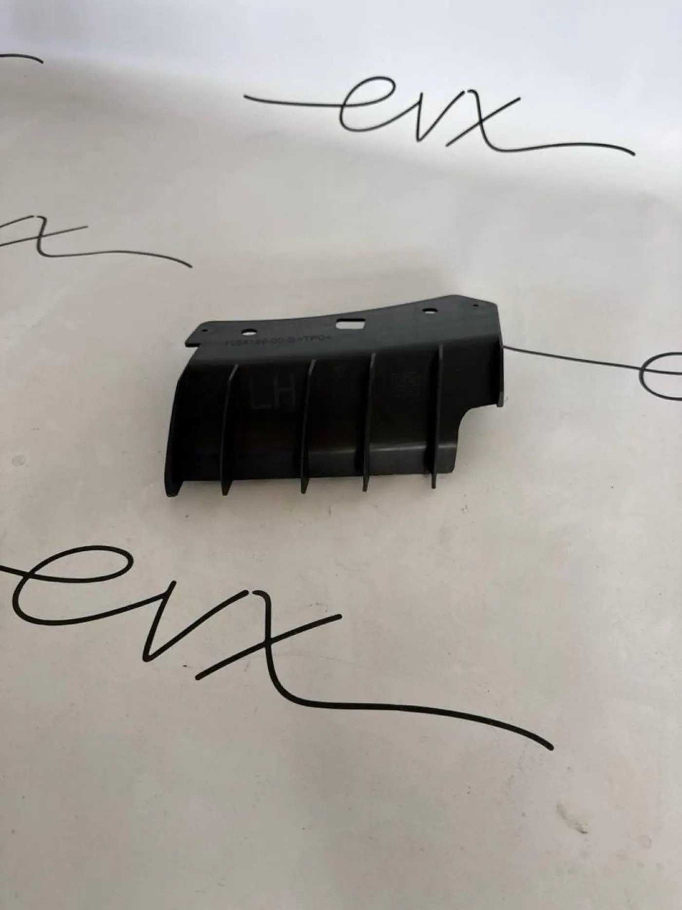Кронштейн крепления бампера переднего к Tesla Model 3 2021