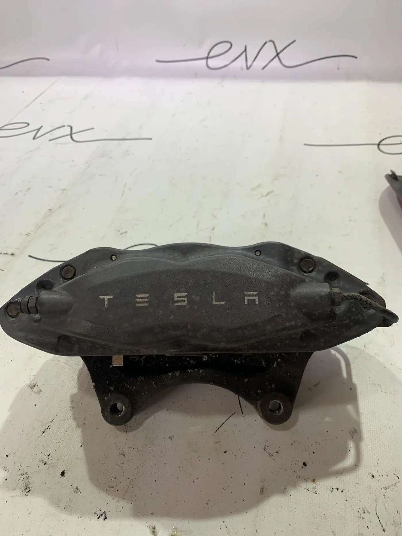 Суппорт передний правый к Tesla Model S 2019