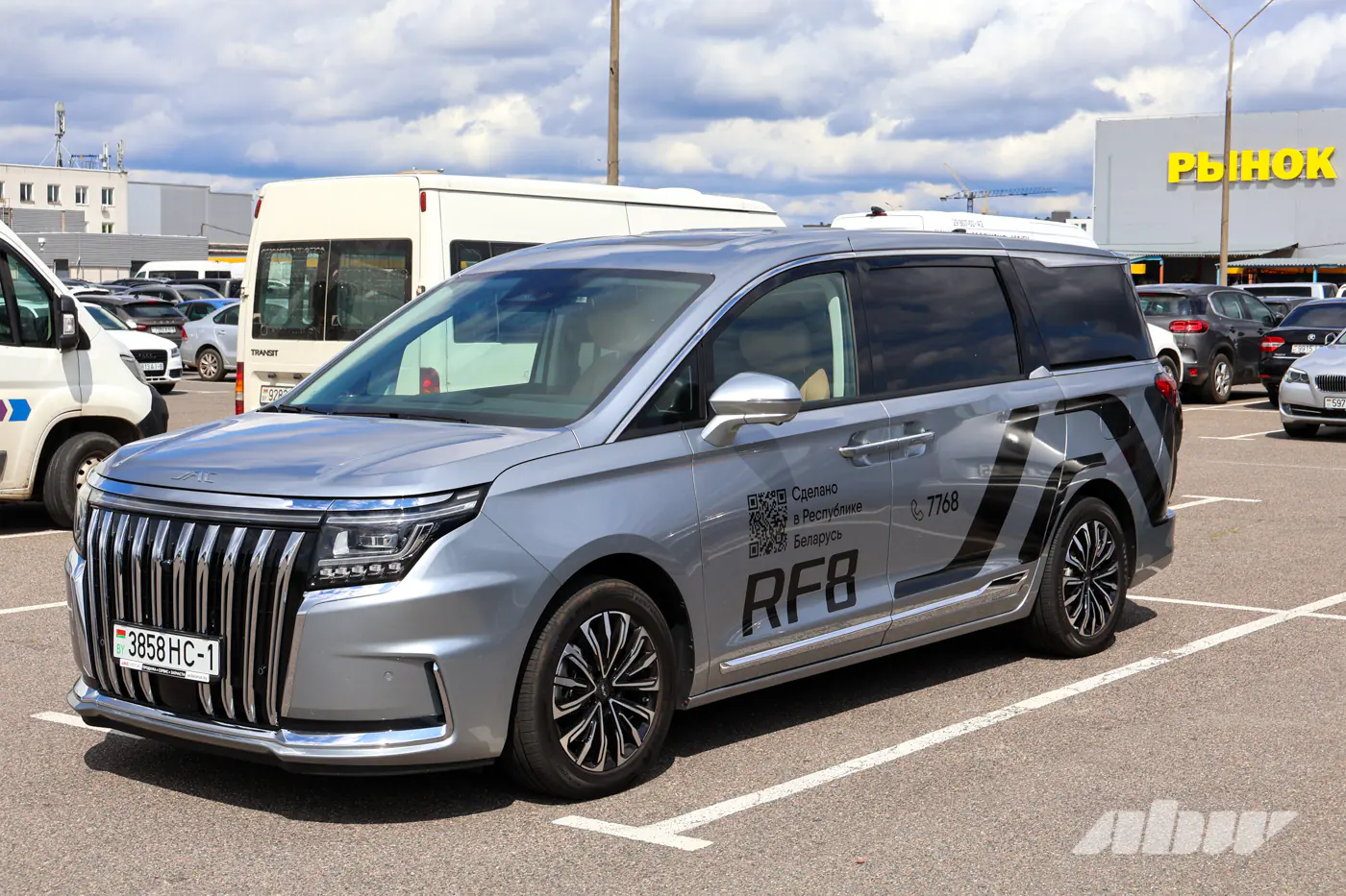 Собираем ребенка в школу вместе с JAC RF8: большой минивэн в роли семейного автомобиля