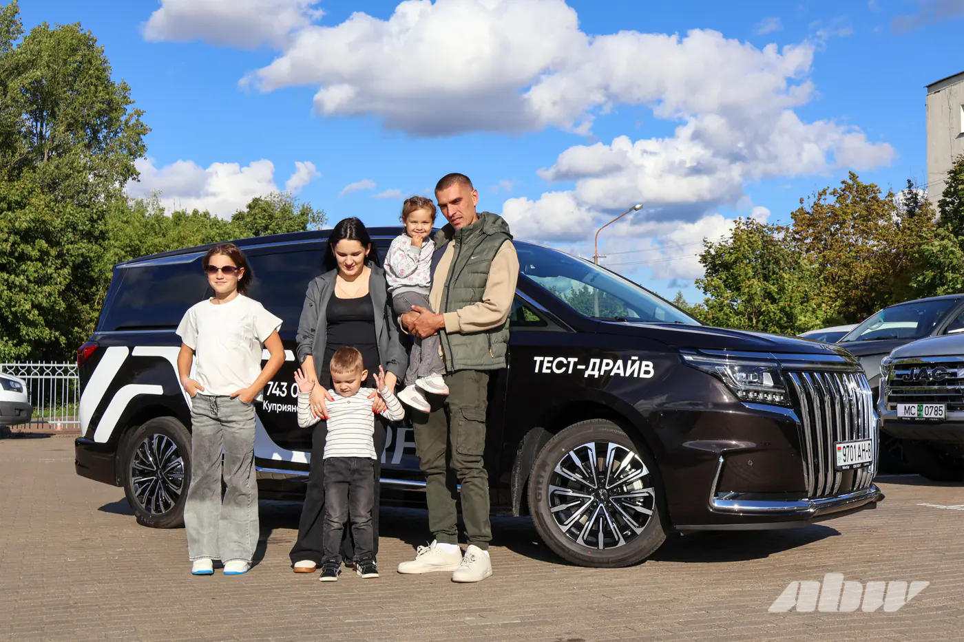 Собираем ребенка в школу вместе с JAC RF8: большой минивэн в роли семейного автомобиля