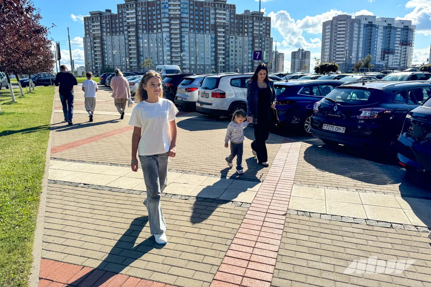 Собираем ребенка в школу вместе с JAC RF8: большой минивэн в роли семейного автомобиля