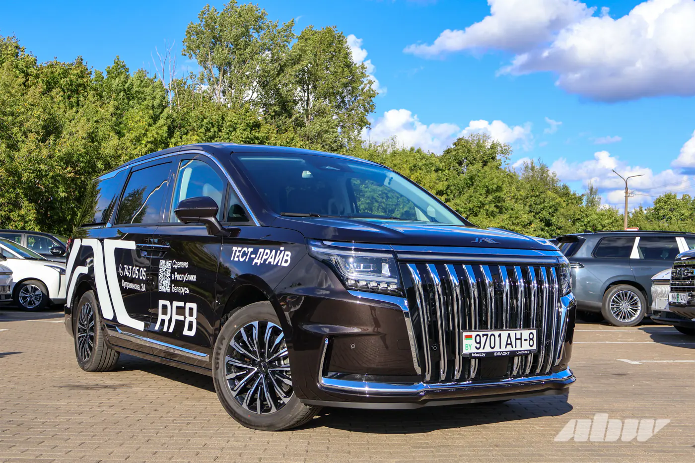 Собираем ребенка в школу вместе с JAC RF8: большой минивэн в роли семейного автомобиля