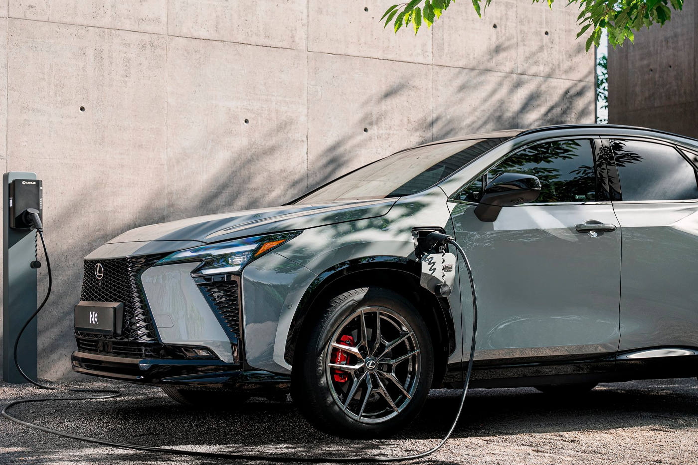 Lexus представил новый NX: кроссовер научился сам уходить от опасности