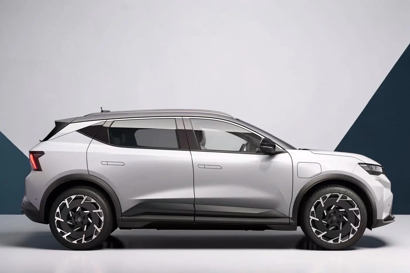 Renault масштабно обновила Scenic E-Tech: кроссовер стал современнее и дешевле