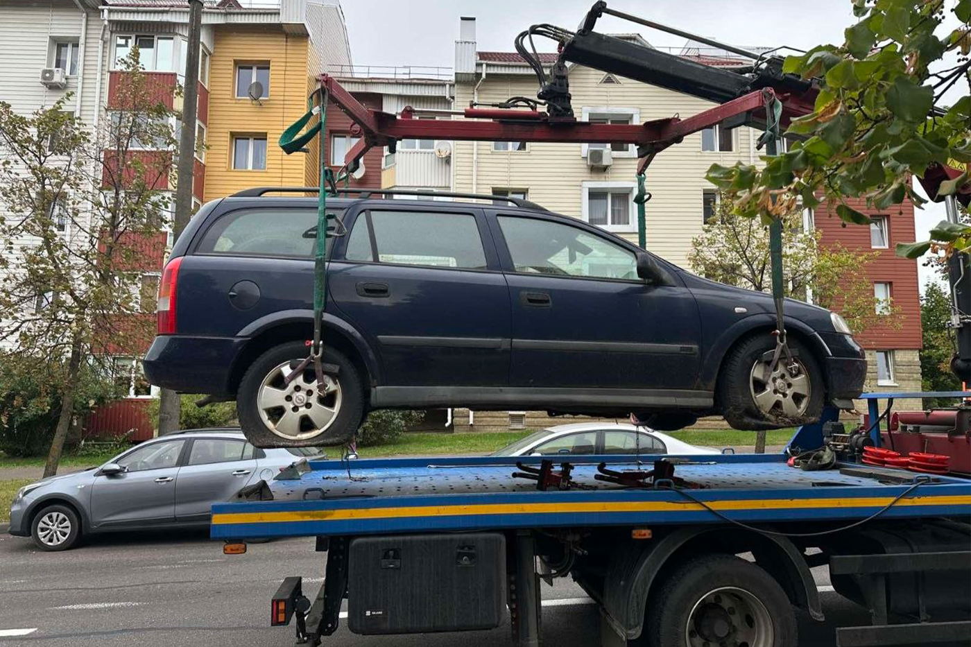 Столицу продолжают освобождать от заброшенных машин