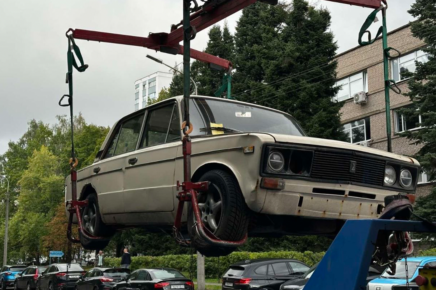 Столицу продолжают освобождать от заброшенных машин
